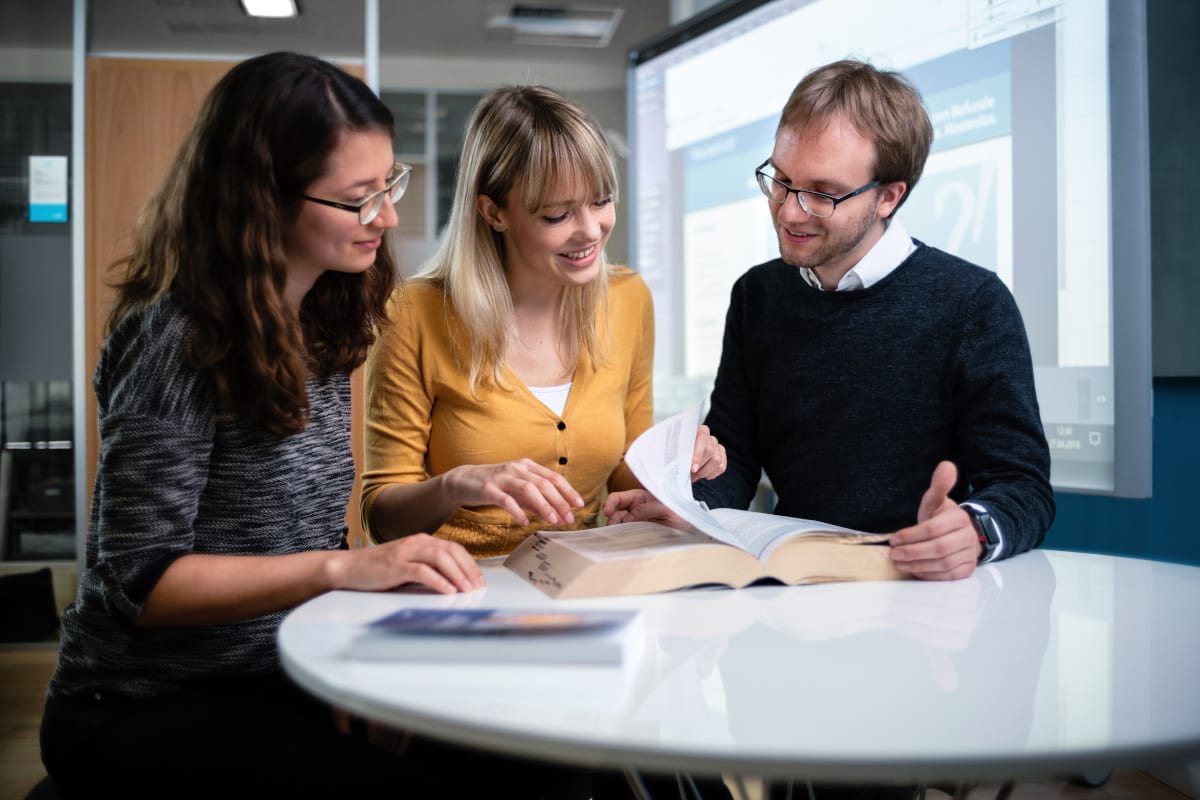 
                    <p>
                        Anne Erler, Beatrice Brülke, Ansgar Jonietz<br/>
                    </p>
                    <p>
                        <a href="/res/img/presseinformationen/highres/DSC01990.jpg" class="new-window">Download JPG hochauflösend</a><br/>
                        Fotograf: Tobias Ritz
                    </p>
                